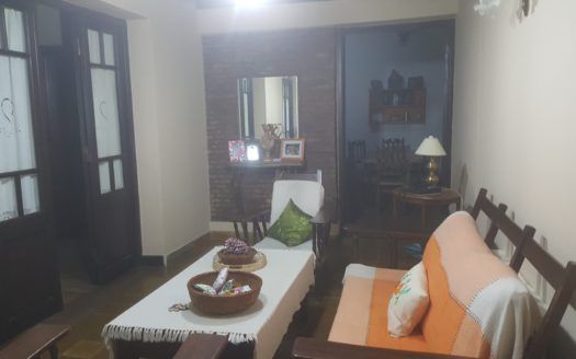 Casa en PH frente a Plaza Saraví – Centro