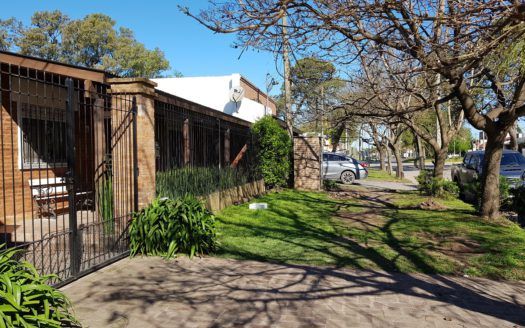 Casa y amplio lote sobre Av. Scully – RETASADA