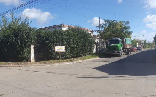 Casa a reciclar con terreno en esquina – Zona Parque Municipal