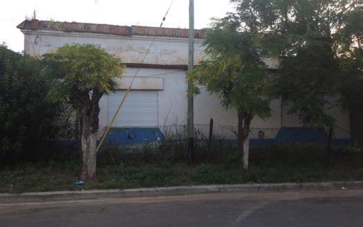 Casa a reciclar con terreno en esquina – Zona Parque Municipal