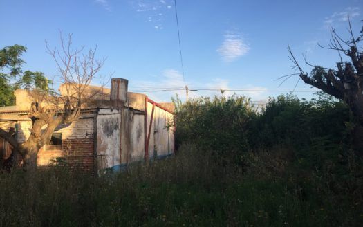 Casa a reciclar con terreno en esquina – Zona Parque Municipal