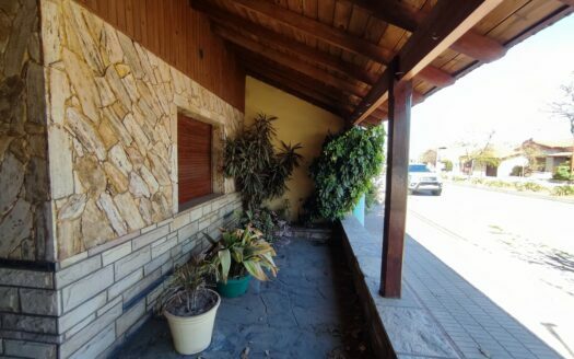 Chalet s/ Av Cámpora – Comercio
