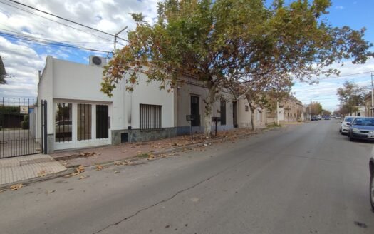 Casa céntrica en Rivadavia – COMERCIAL